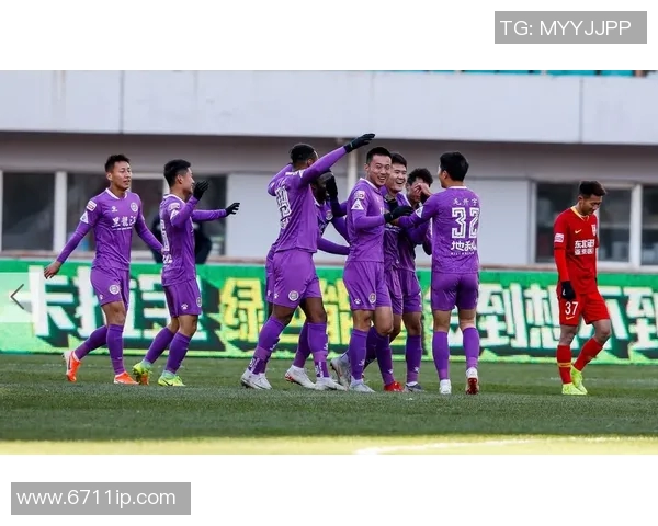 天山雪豹迎战广州恒大力争胜利展现球队实力与斗志