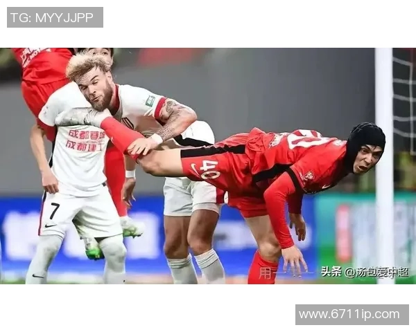 皇马与拜仁激战中的争议判罚引发球迷热议与媒体关注